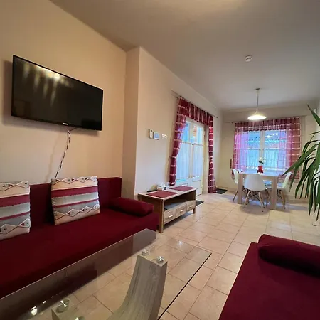 Izabella Vendeghaz דירה *