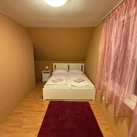 Izabella Vendeghaz דירה